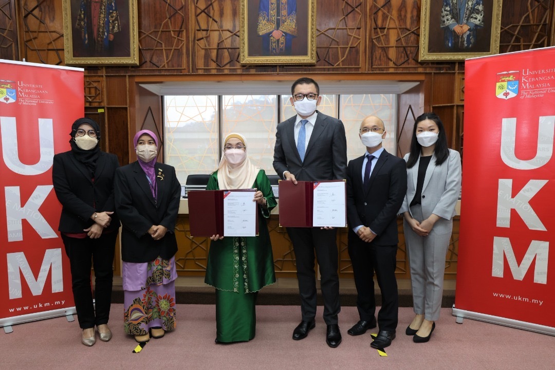 Delegates from UKM and Pantas Software pose for a picture holding the signed memorandum. From left-to-right: Dr Marlia, Prof. Ir. Dr. Mardina Abdullah, Prof. Dato' Dr. Norazah Mohd Nordin, Max Lee, Eong, Mae Teh